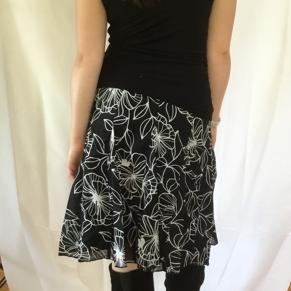 Apt 9 Black & White Floral Skirt Size 6 - Picture 5 of 7